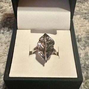 Sterling silver 925, leaf ring. Size 5.